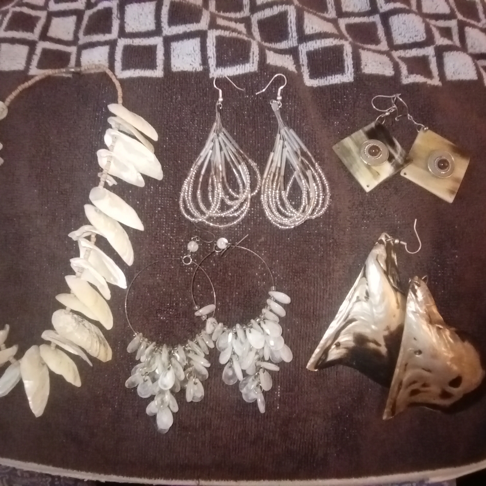 Elegant Cream and Gold Jewelry Set